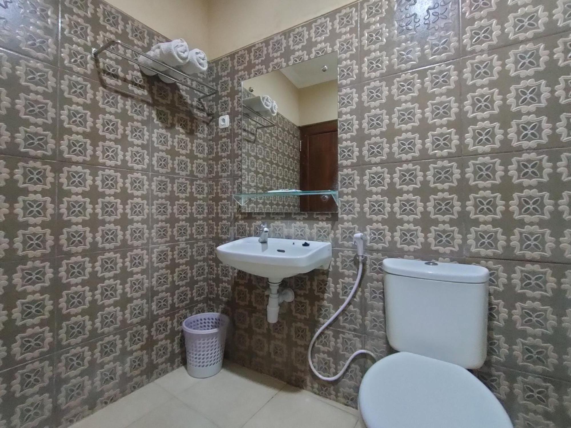 Reddoorz Syariah At Graha Adi Karya Kartasura Hotel Kartosuro Ngoại thất bức ảnh